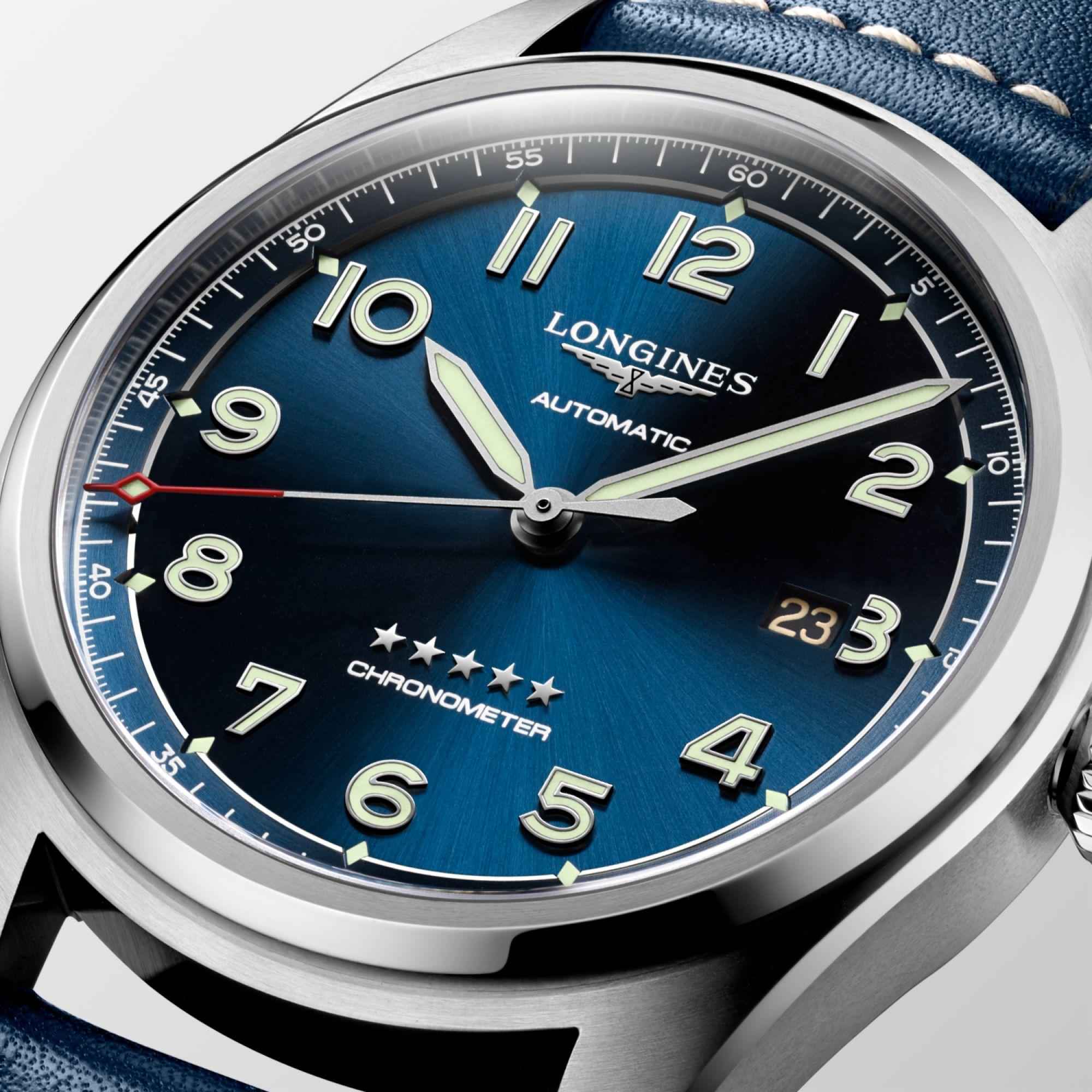 Quadrante blu dell’orologio Longines Spirit con indici luminescenti e lancette automatiche