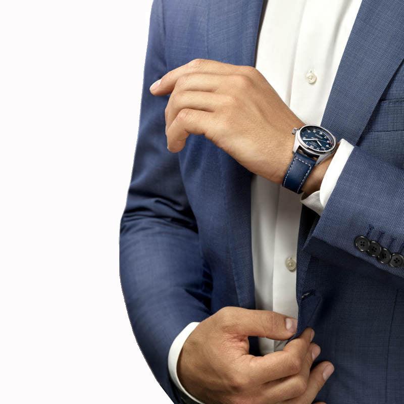Orologio da polso in acciaio con quadrante blu e cinturino in pelle blu sul polso
