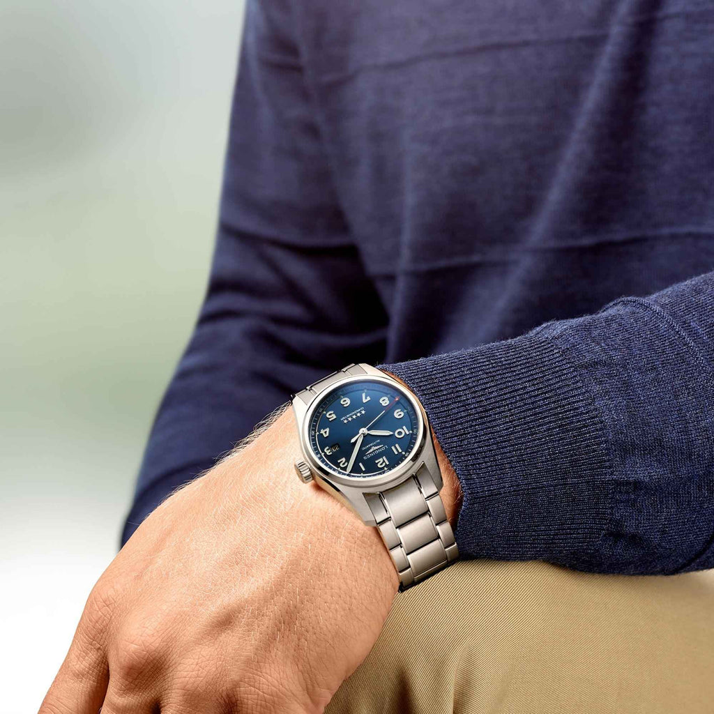 Orologio Longines Spirit in acciaio con quadrante blu, indossato al polso