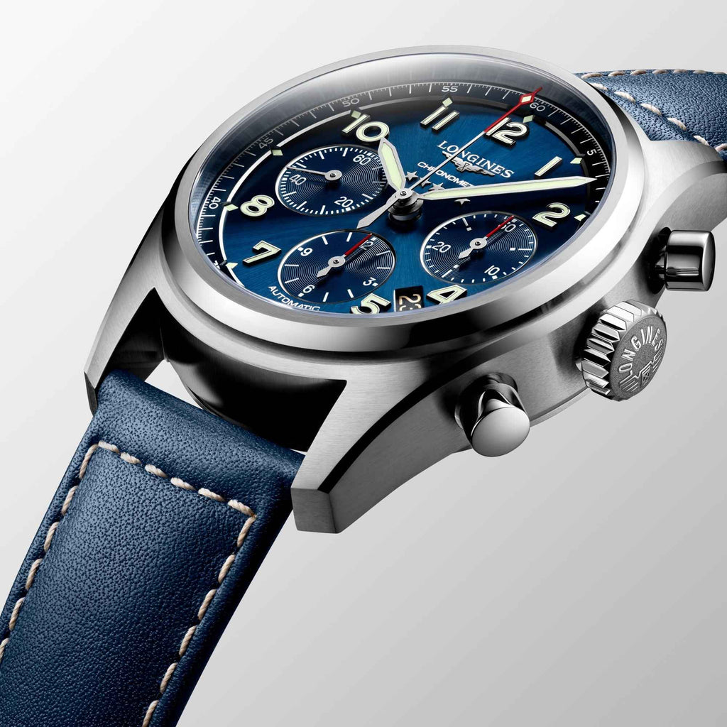Orologio Longines cronografo con quadrante blu, pulsanti laterali e cinturino in pelle.