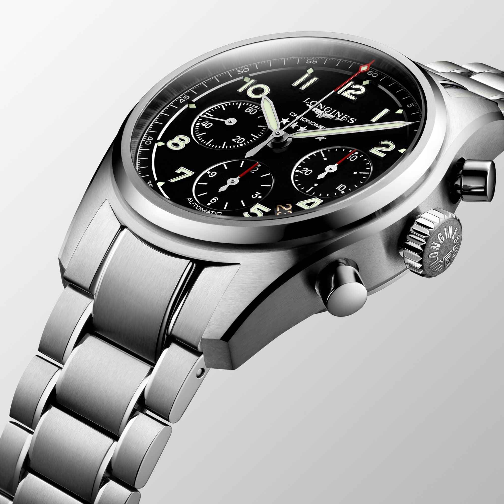 Orologio Longines cronografo, quadrante nero, dettagli quadrante e pulsanti laterali