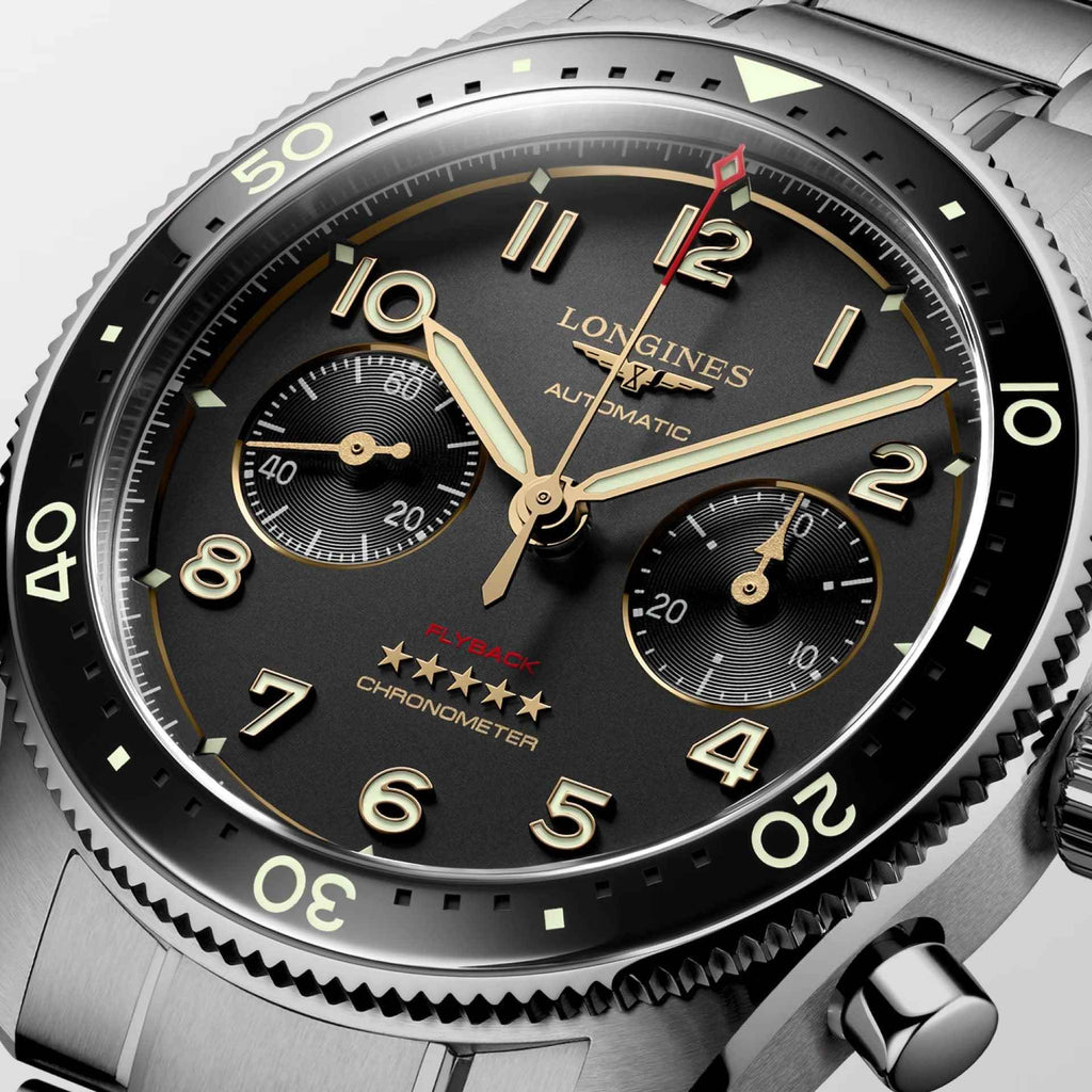 Orologio Longines Spirit Flyback 42mm close-up: quadrante nero con indici dorati e subdial