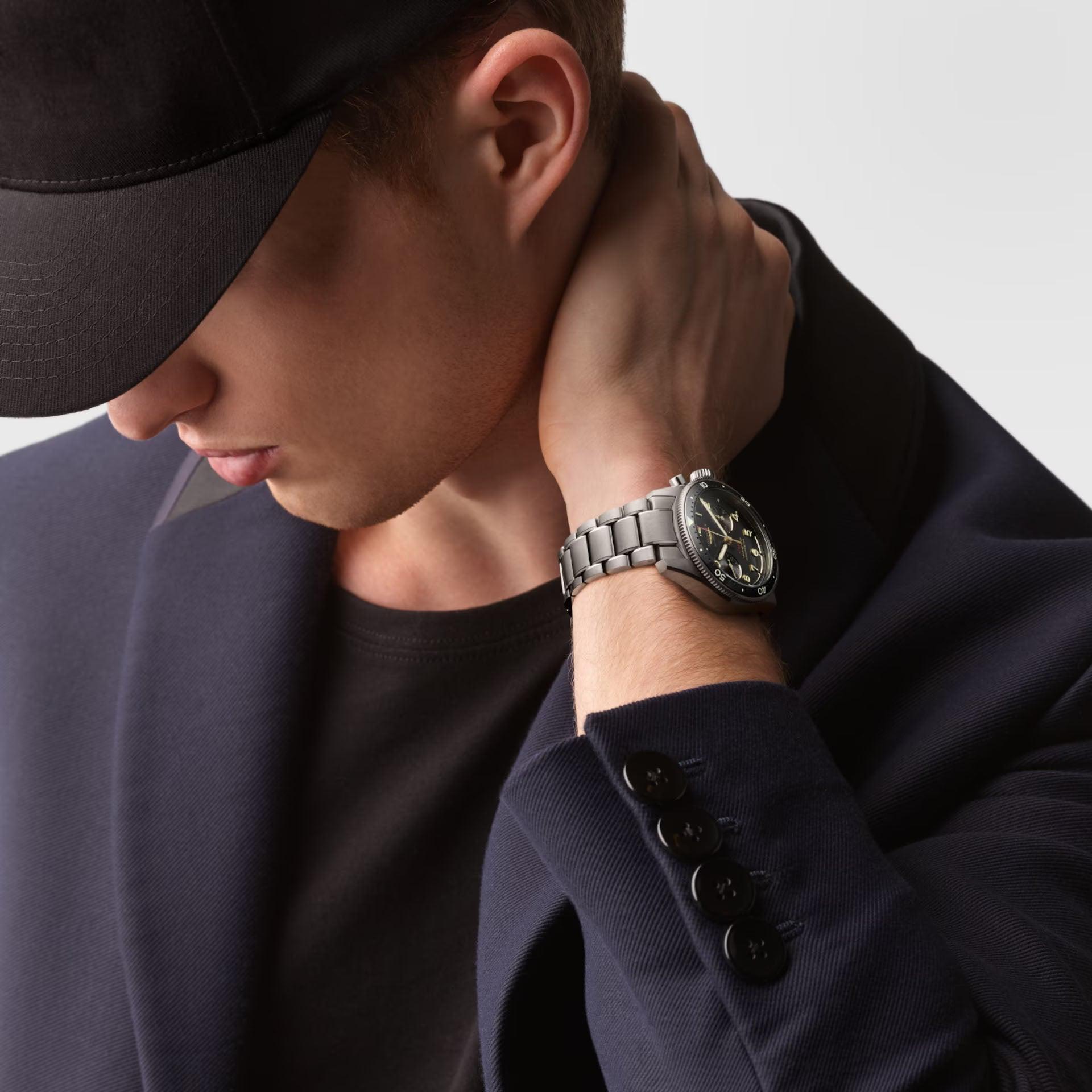 Orologio Longines con bracciale a maglie metalliche e quadrante scuro al polso