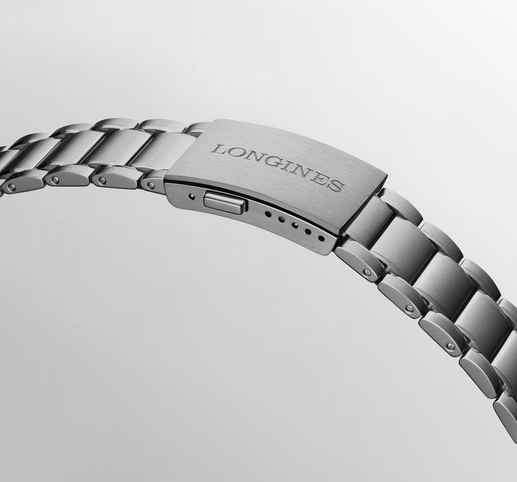 Orologio Longines con bracciale a maglie metalliche e fibbia con scritta LONGINES