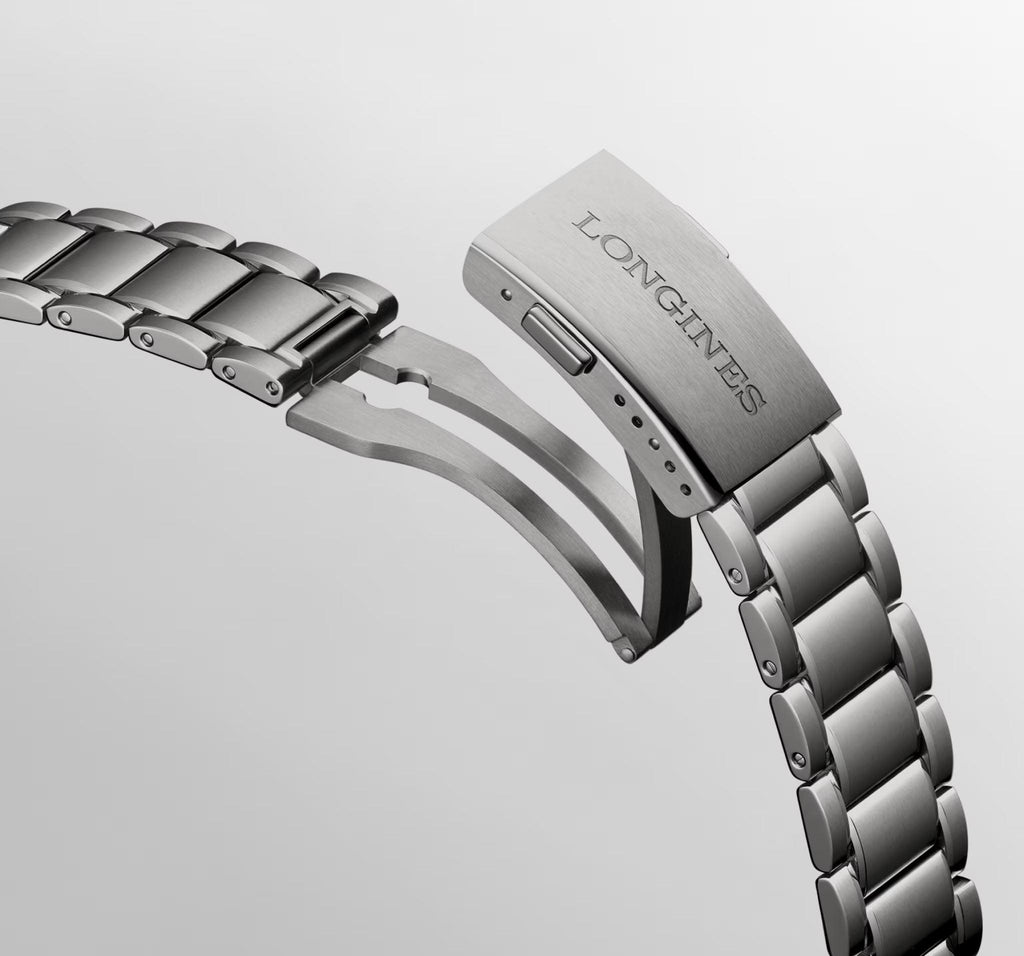 Orologio Longines con bracciale metallico e fibbia in titanio con scritta LONGINES