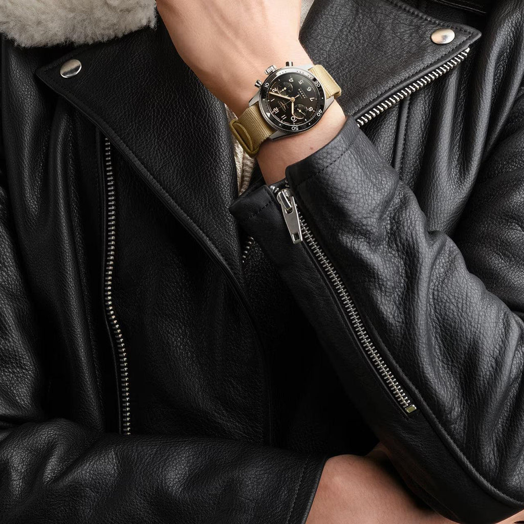 Orologio Longines con quadrante nero e cinturino in acciaio, indossato al polso