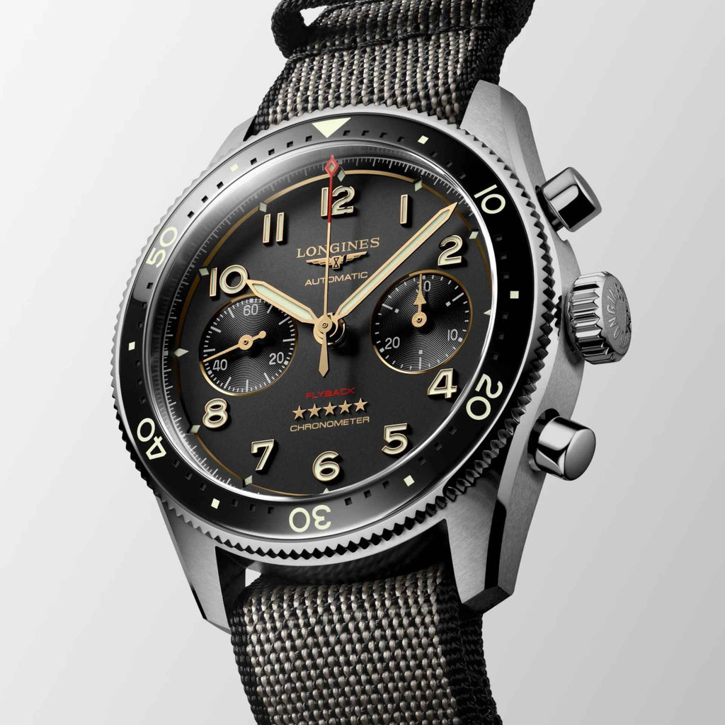 Orologio Longines Spirit Flyback in titanio antracite, cronografo, quadrante nero con indici dorati.