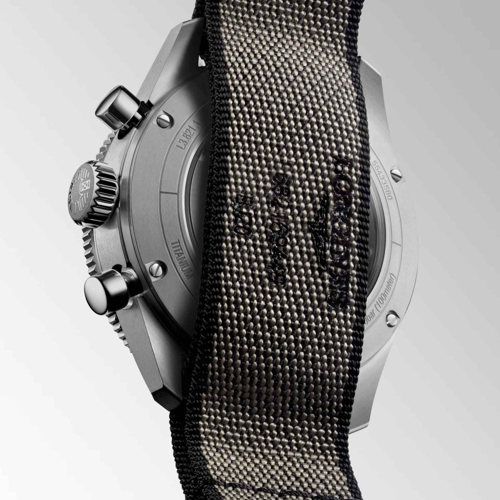 Orologio Longines Spirit Flyback in titanio, vista laterale con pulsanti e cinturino tessile.