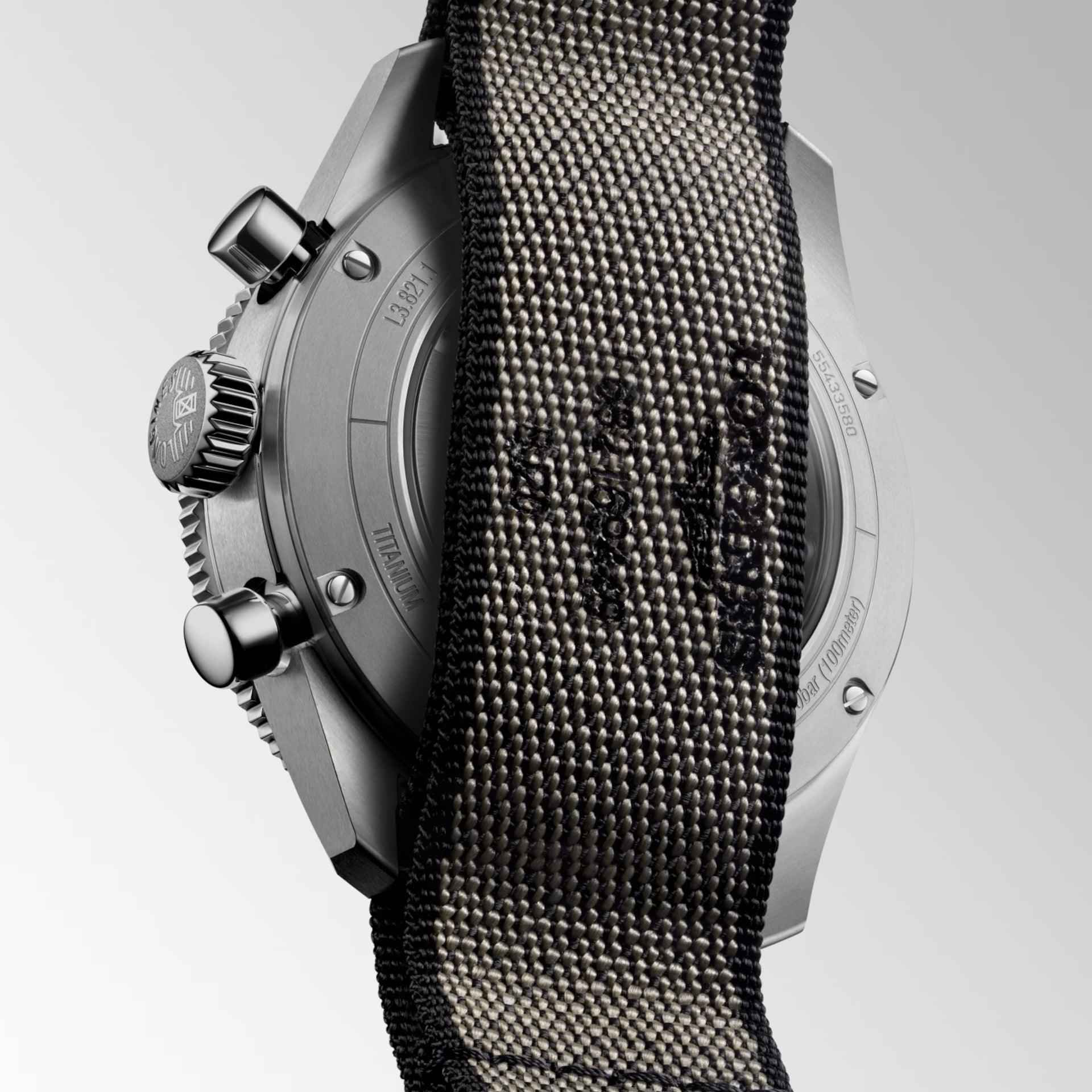 Orologio Longines Spirit Flyback in titanio, vista laterale con pulsanti e cinturino tessile.