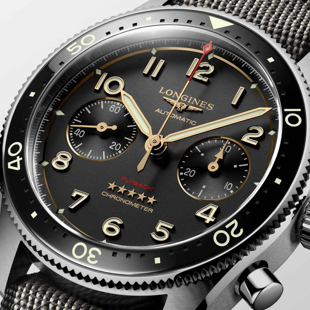 Orologio Longines Spirit Flyback in titanio, quadrante nero con contatori e indici dorati.