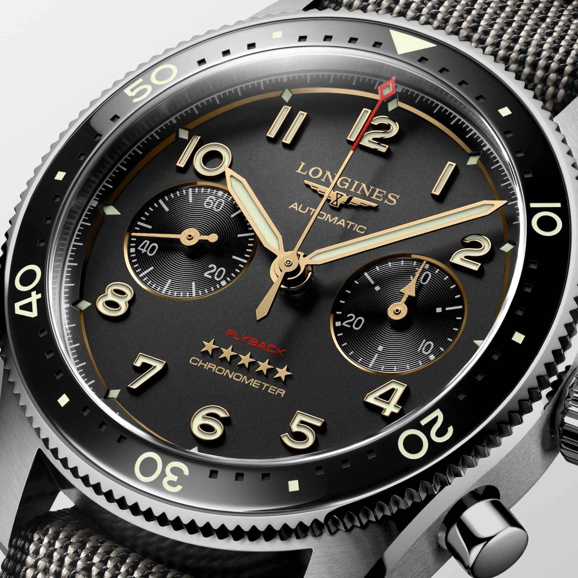 Orologio Longines Spirit Flyback in titanio, quadrante nero con contatori e indici dorati.