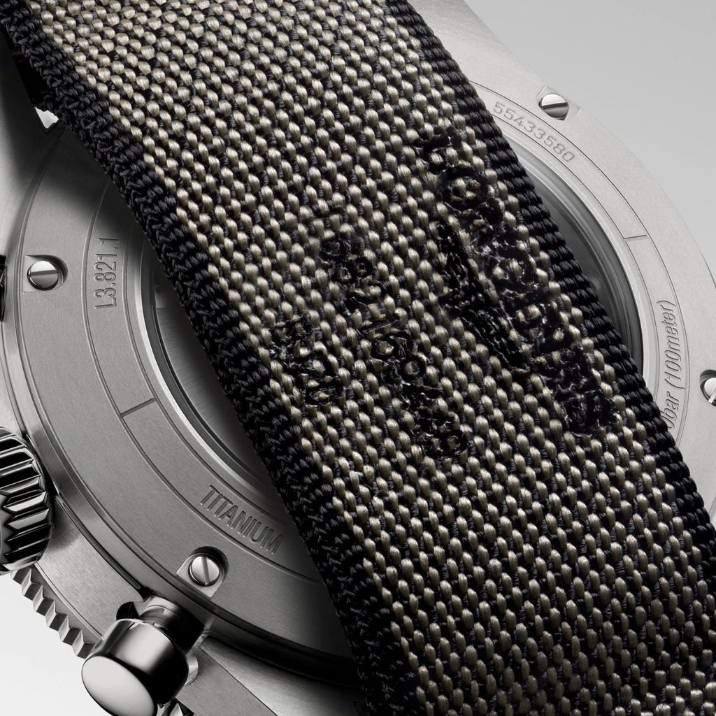 Orologio da polso con cassa in titanio grigio scuro e cinturino tessuto nero