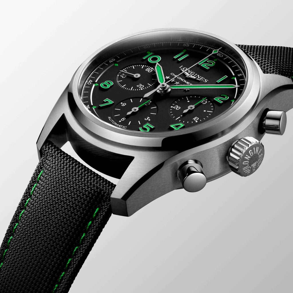 Orologio automatico: quadrante nero con dettagli verdi, ghiera e corone in titanio