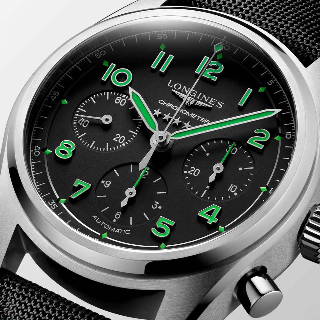 Orologio automatico con quadrante nero e numeri verdi, tre contatori