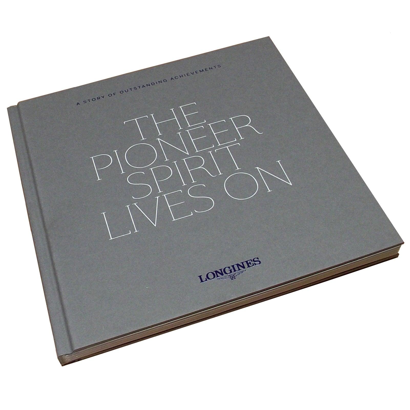 Libretto grigio con scritta THE PIONEER SPIRIT EDITION e logo LONGINES