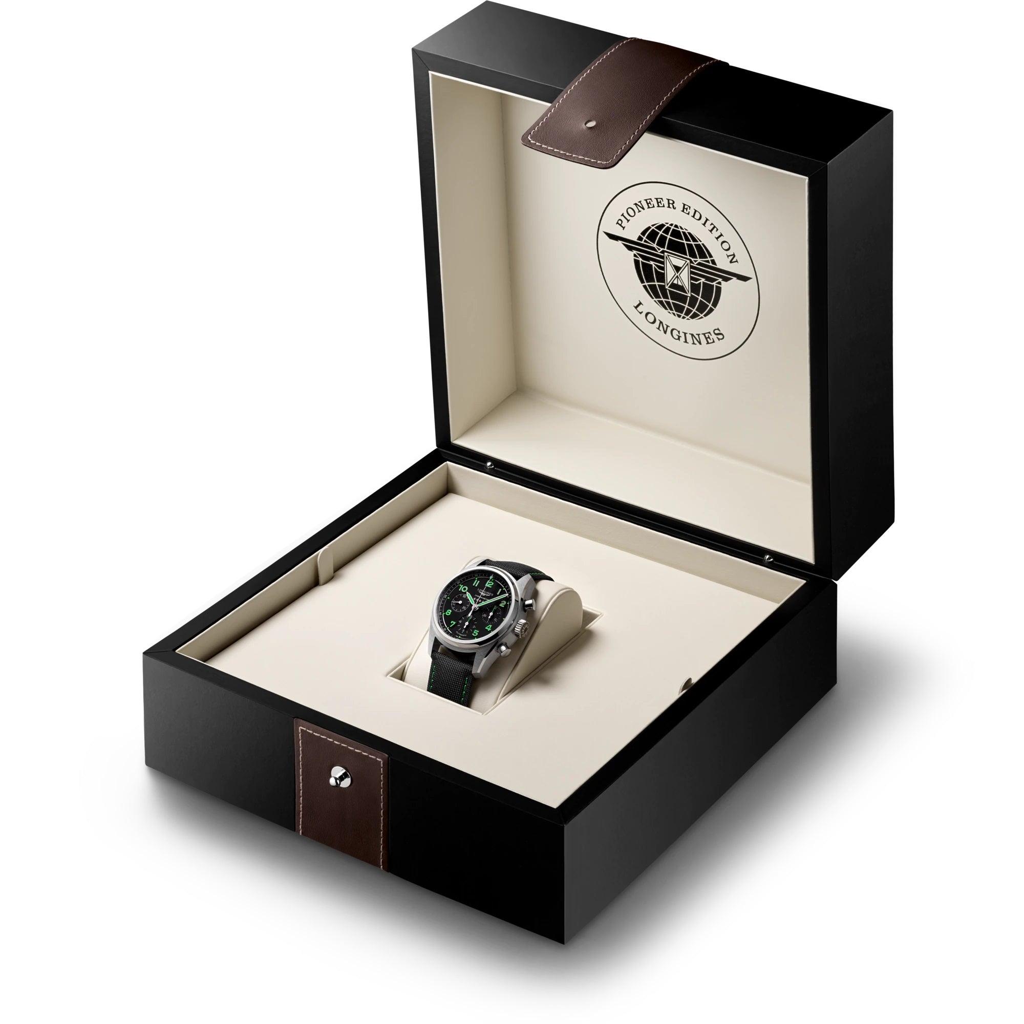 Scatola regalo nera aperta con orologio nero in custodia