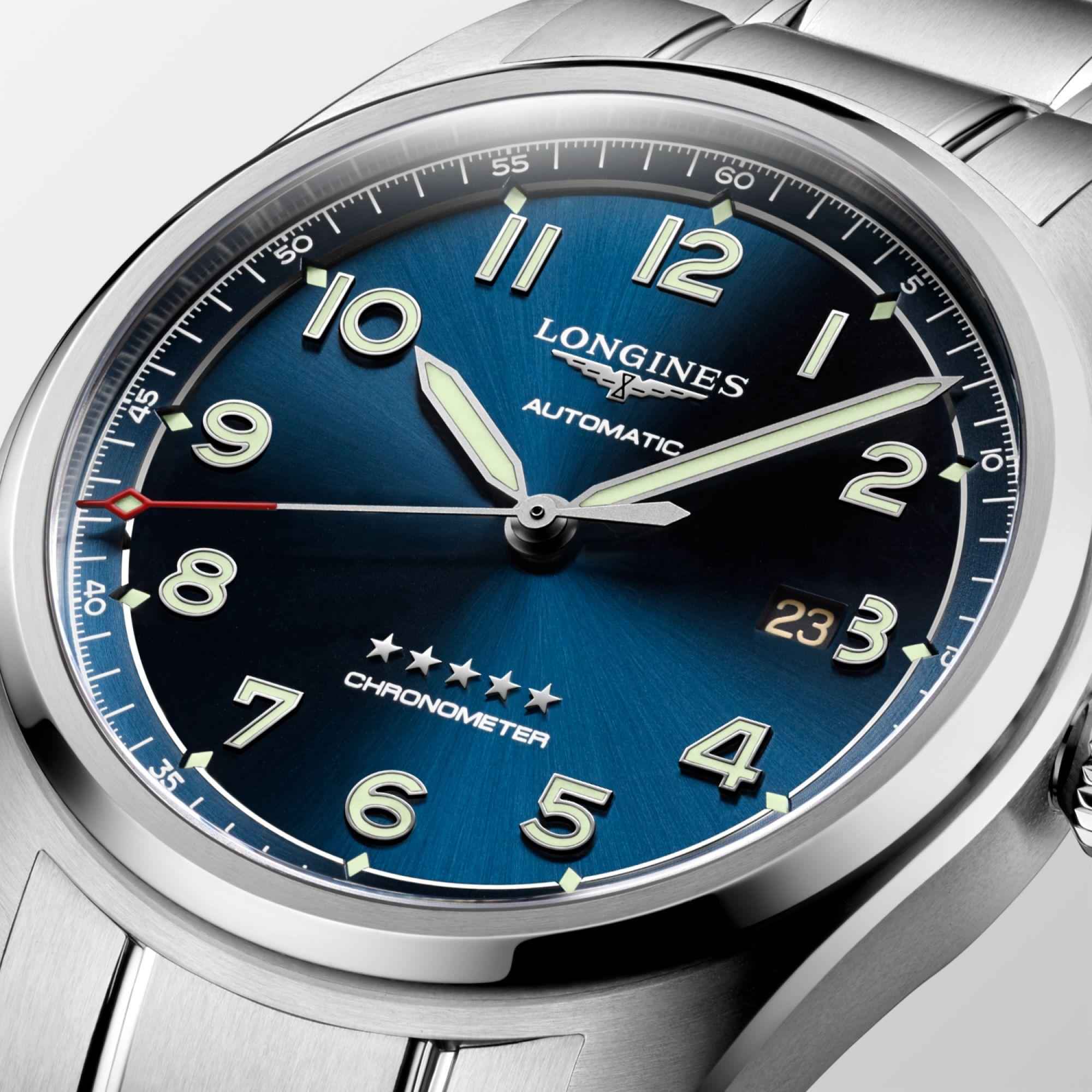 Orologio automatico Longines Spirit con quadrante blu e lancette su cassa d’acciaio