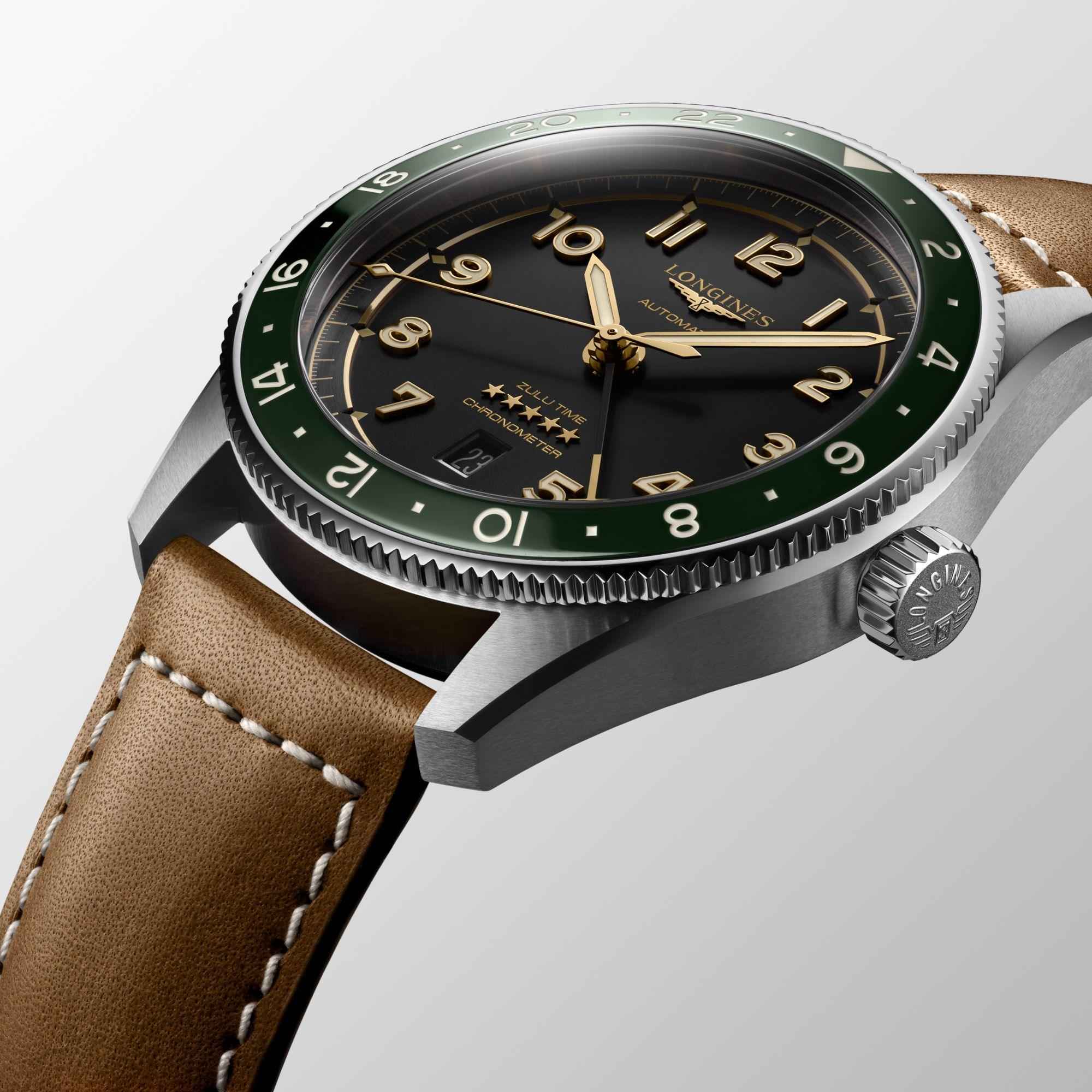 Orologio Longines Spirit Zulu Time inclinato con ghiera verde e cinturino in pelle marrone