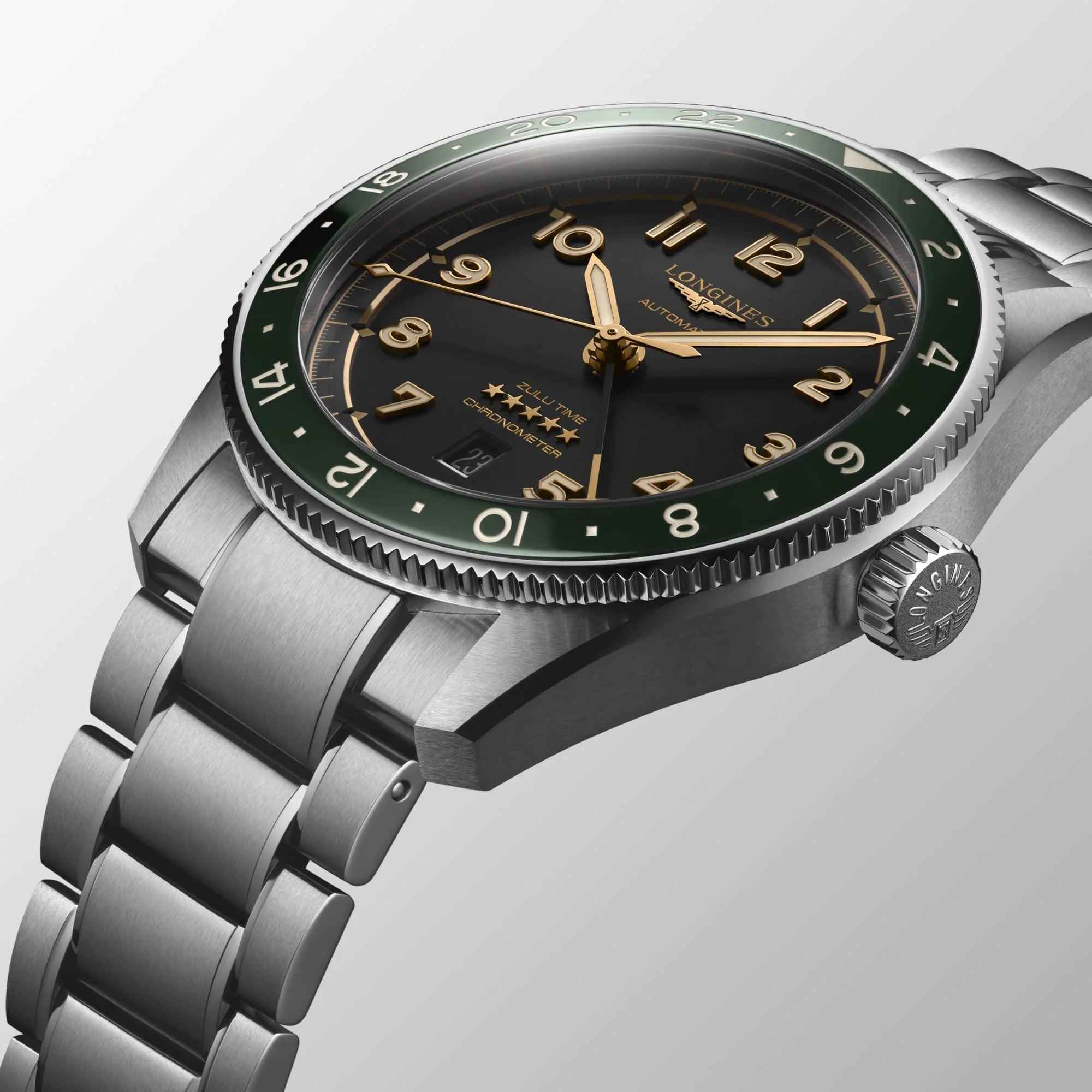 Orologio automatico Longines, quadrante nero con indici dorati e lunetta verde, cassa acciaio.