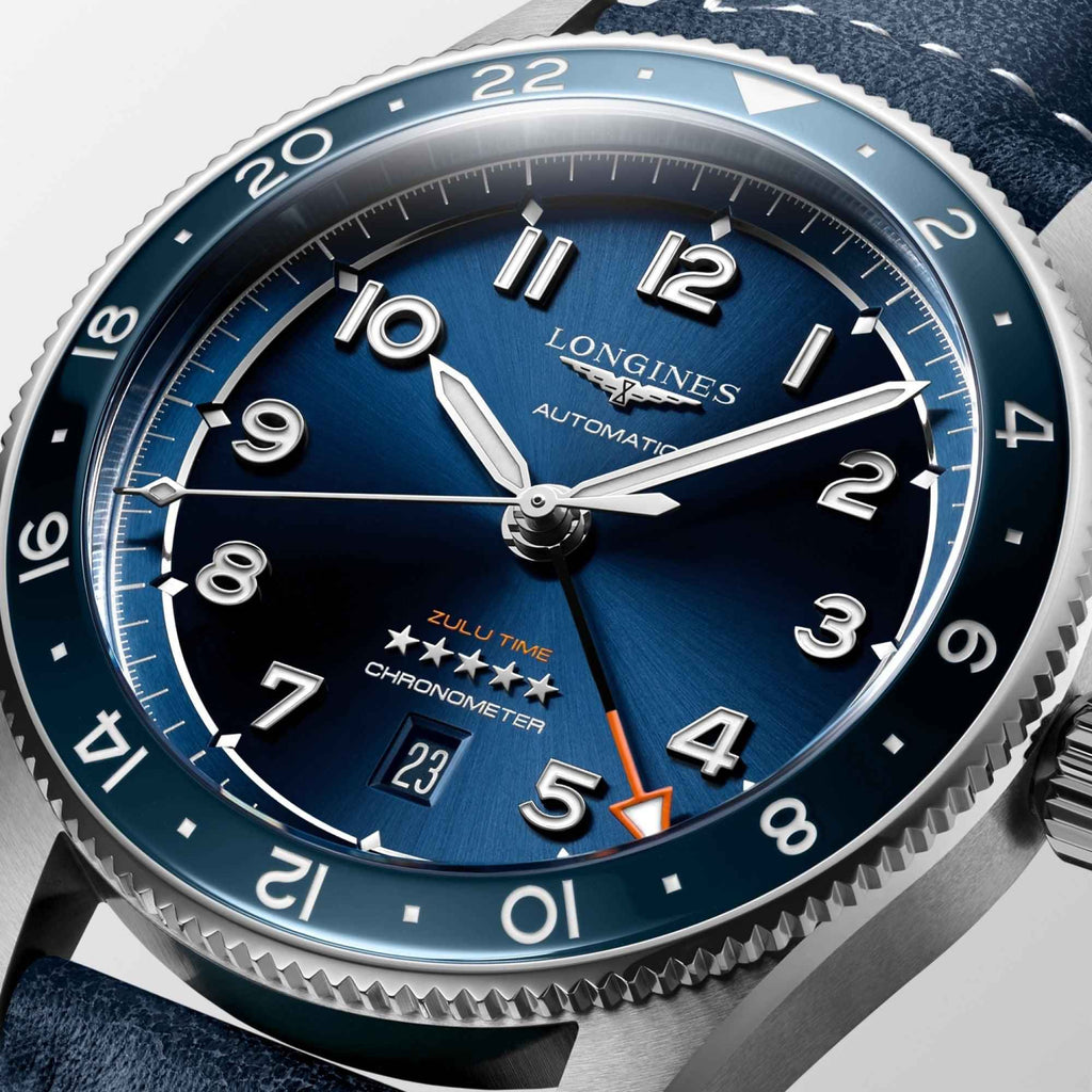 Orologio automatico blu con quadrante dettagliato, indici e lancette, cinturino in pelle