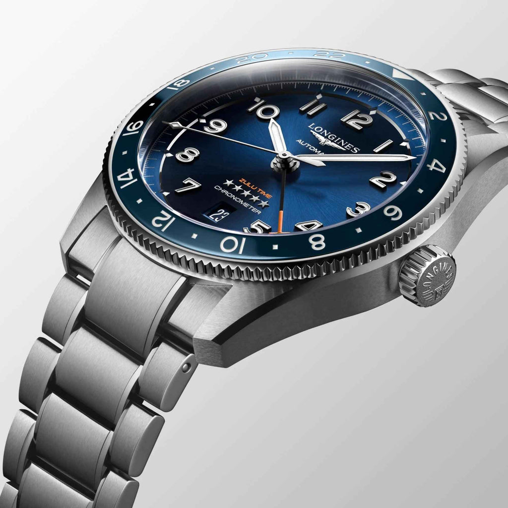 Orologio Longines con cassa in acciaio e quadrante blu, dettagli di lancette e indici.