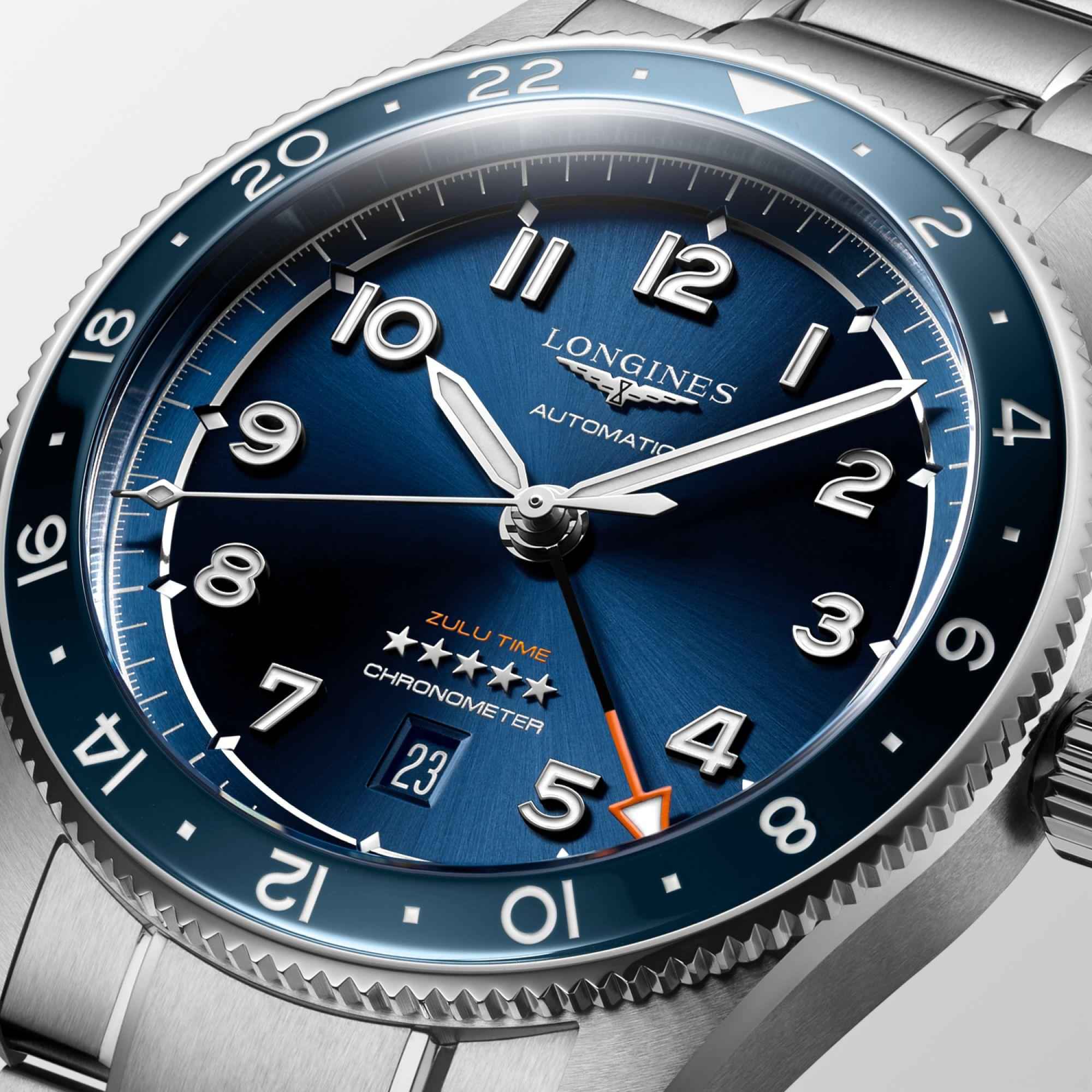 Orologio Longines automatico con quadrante blu e numeri arabi, lunetta zigrinata.