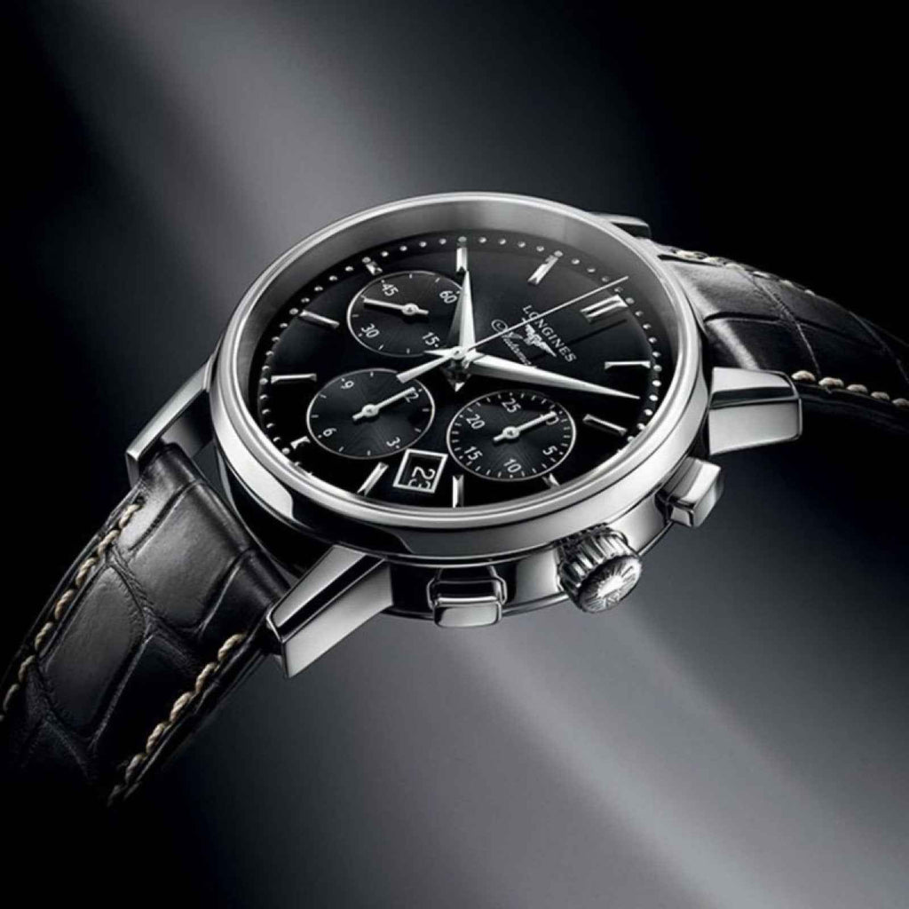 Orologio cronografo nero con cassa in acciaio e cinturino in pelle nera, vista inclinata