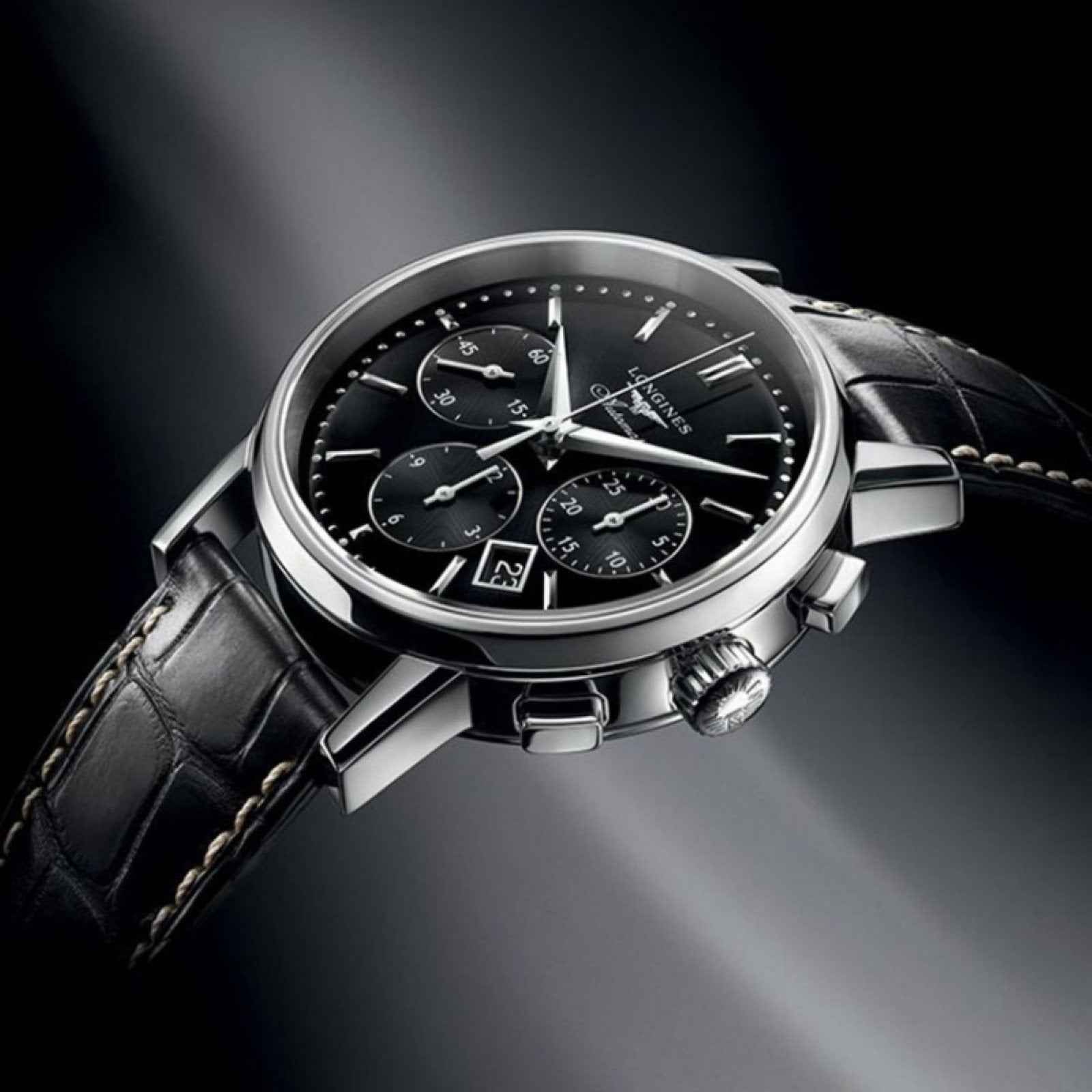 Orologio cronografo nero con cassa in acciaio e cinturino in pelle nera, vista inclinata