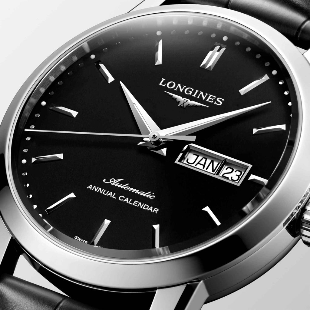 Primo piano quadrante nero dell’orologio Longines, lancette e data «JAN 23»