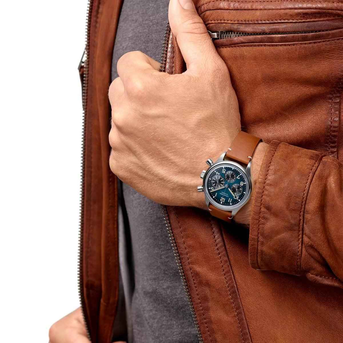 Orologio Longines BigEye 41 mm al polso con cinturino in pelle marrone