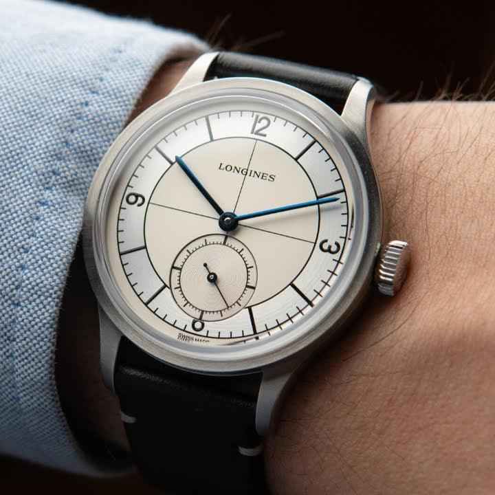 Orologio Longines in acciaio con cinturino nero e quadrante bianco, vista laterale