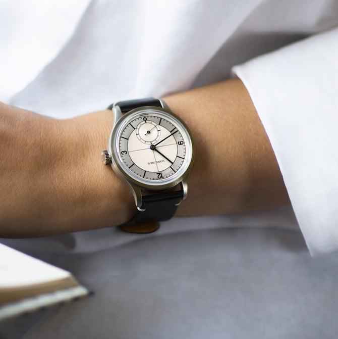 Orologio Longines con cassa acciaio e cinturino nero, quadrante bianco, su polso
