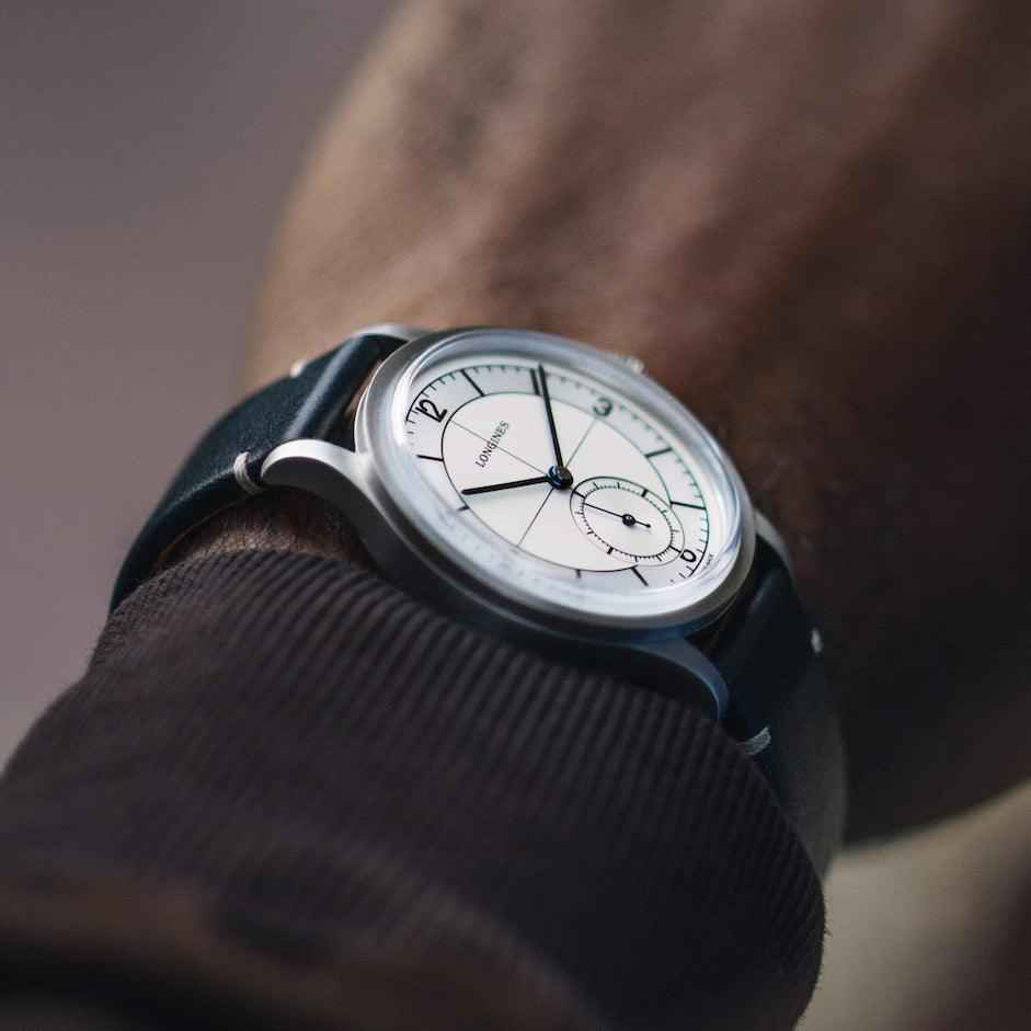 Orologio Longines con cassa acciaio e cinturino nero, quadrante bianco, su polso