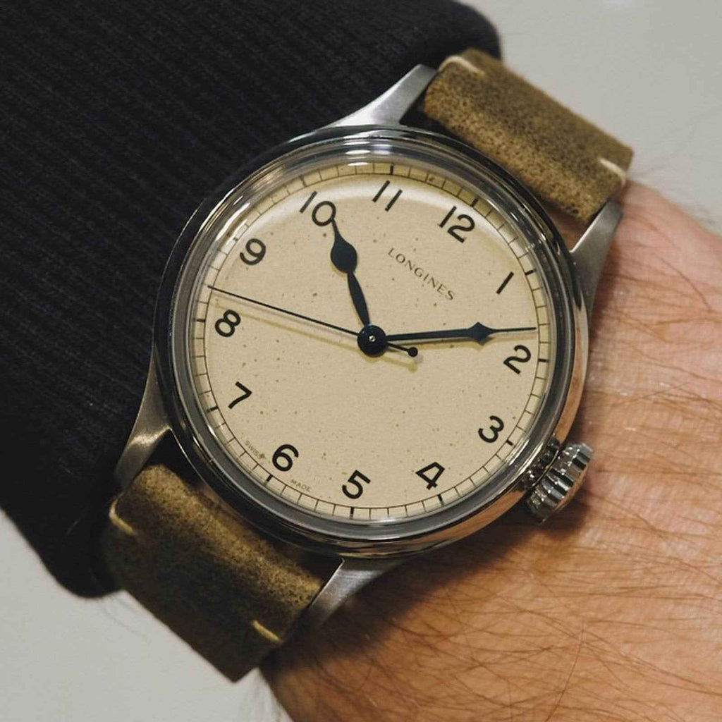 Orologio Longines con quadrante crema, lancette blu e cinturino in pelle scamosciata