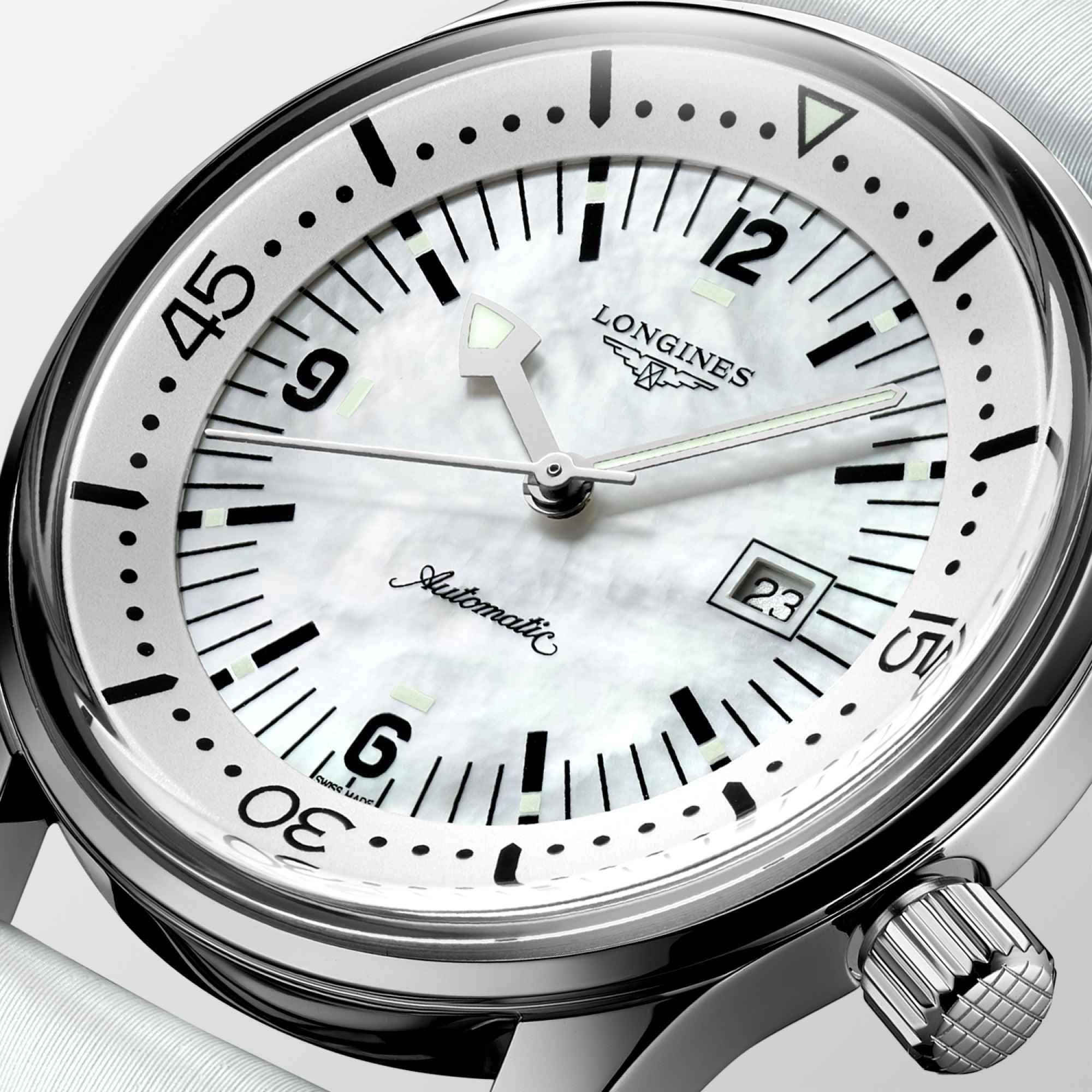 Orologio automatico con quadrante madreperla bianco, datario e indici neri, cassa acciaio