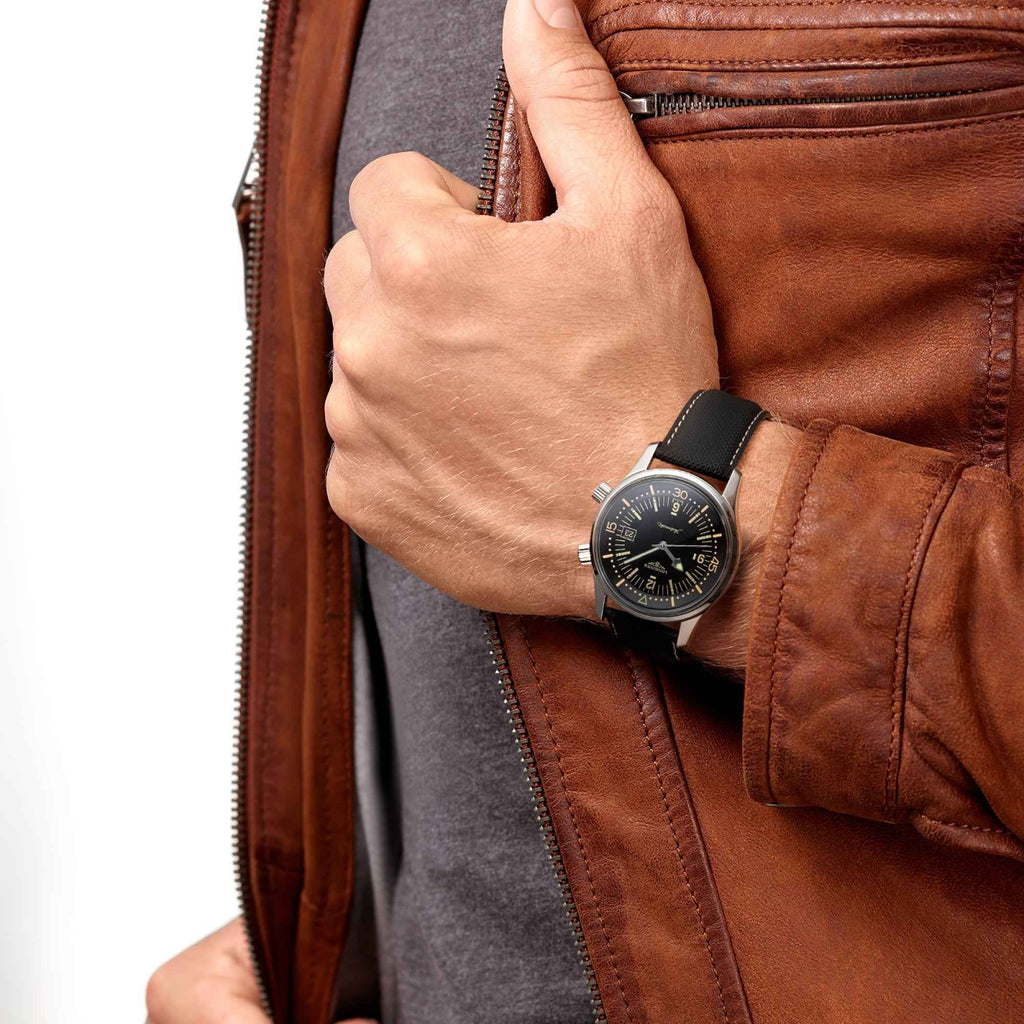 Orologio subacqueo Longines con cinturino nero e cassa acciaio indossato al polso