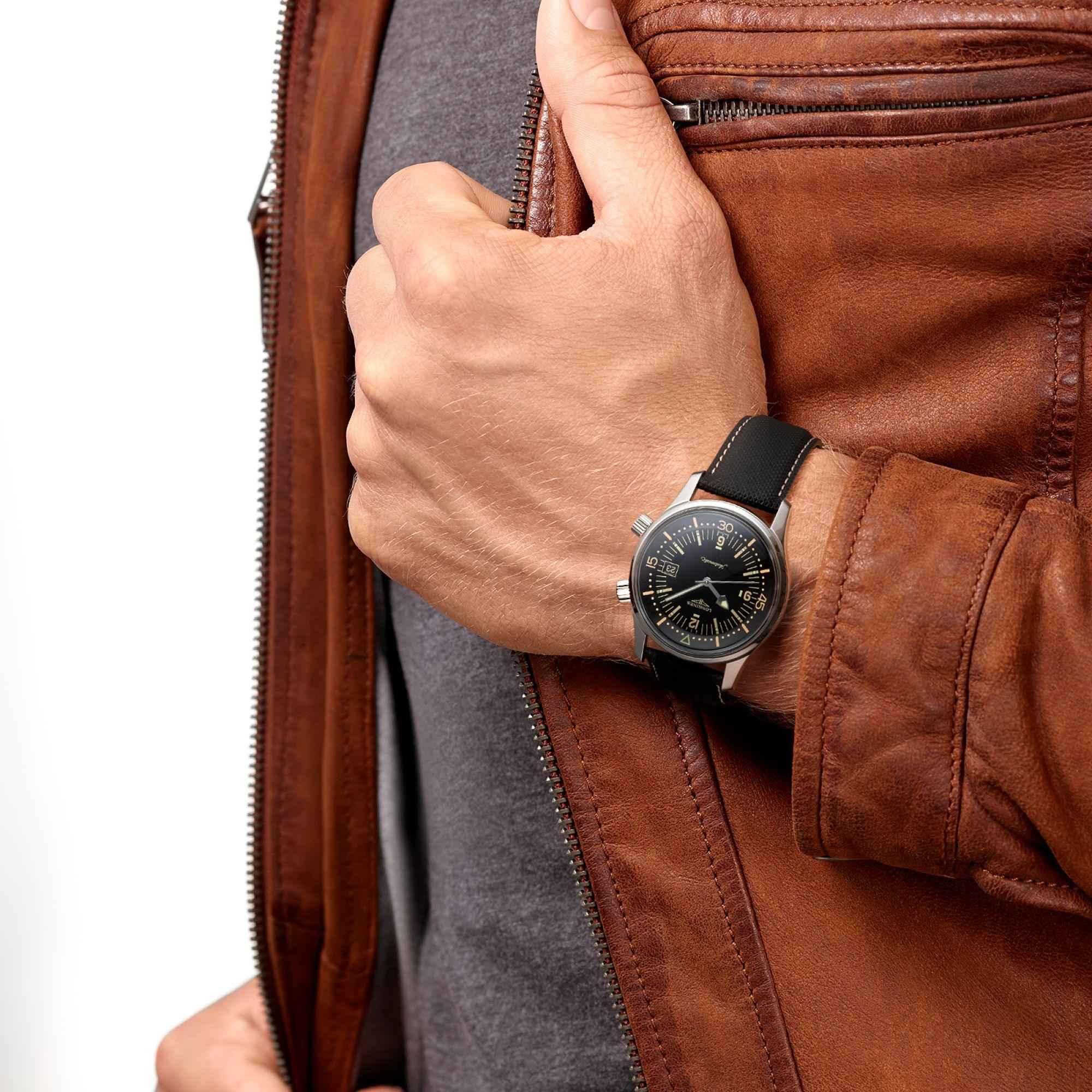 Orologio subacqueo Longines con cinturino nero e cassa acciaio indossato al polso