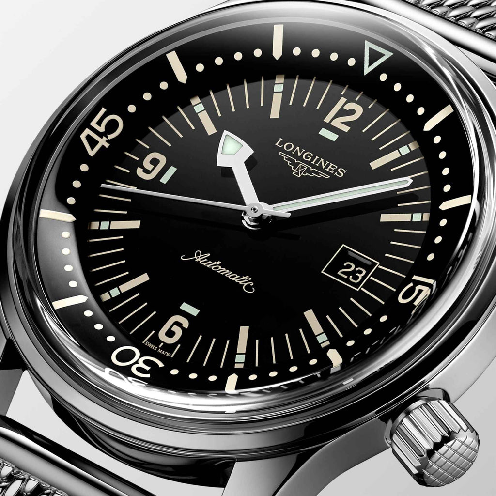 Orologio Longines Legend Diver: dettaglio quadrante nero con indici luminescenti e datario