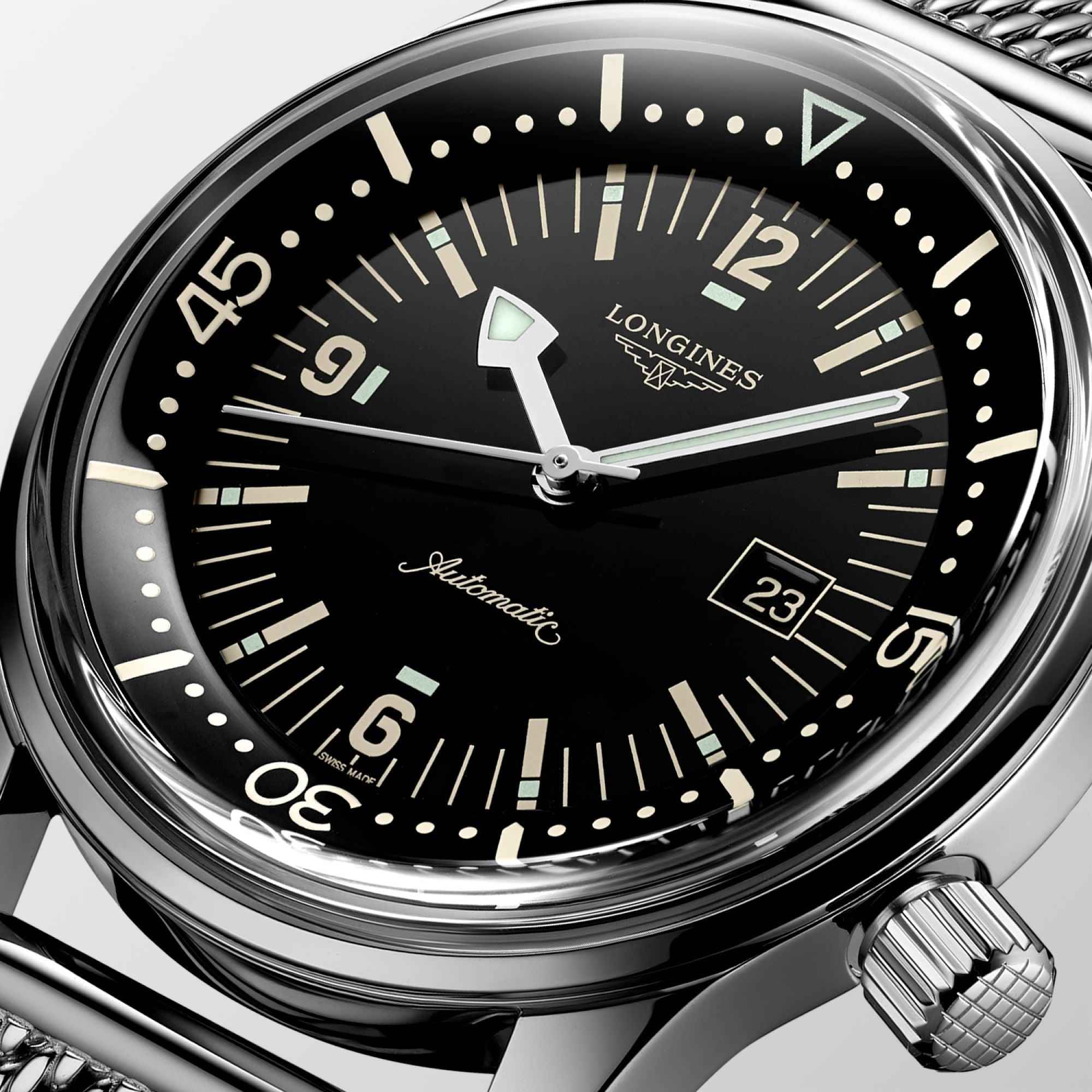 Orologio Longines Legend Diver: dettaglio quadrante nero con indici luminescenti e datario