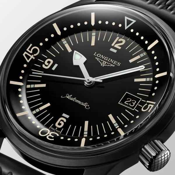 Orologio nero automatico con quadrante nero, indici luminosi e datario 23