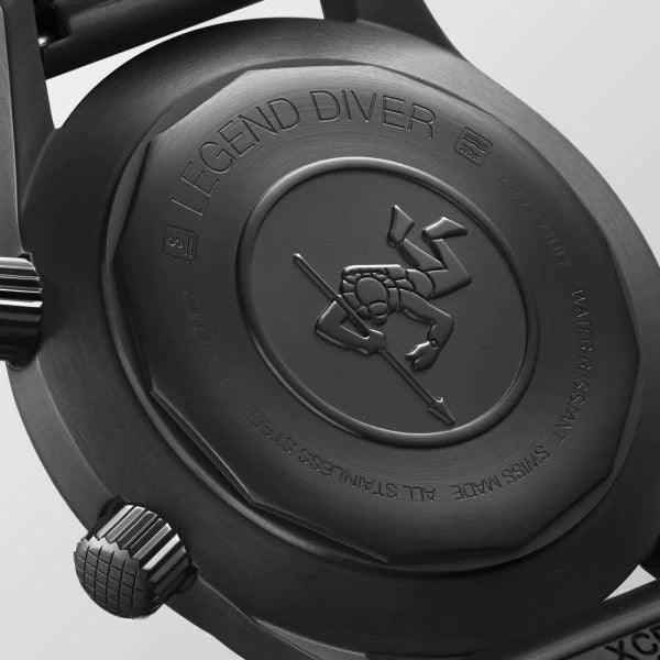 Fondello dell’orologio nero con incisione del sub e scritte
