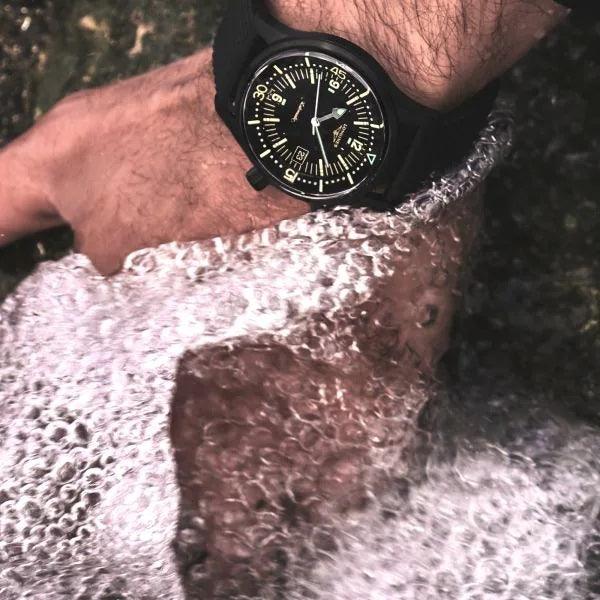 Orologio Longines nero sul polso, quadrante nero con indici luminosi