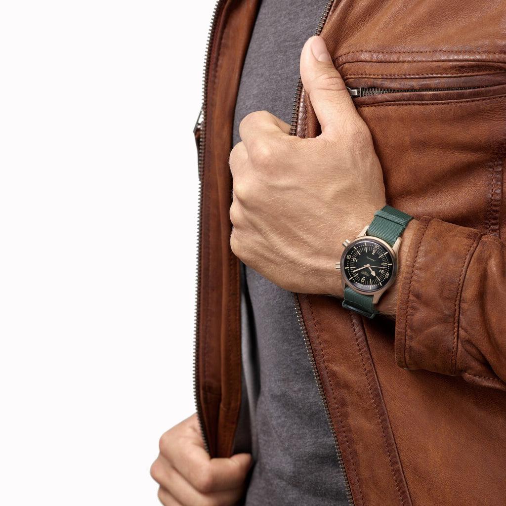 Orologio 42 mm con quadrante verde e cinturino verde, indossato al polso
