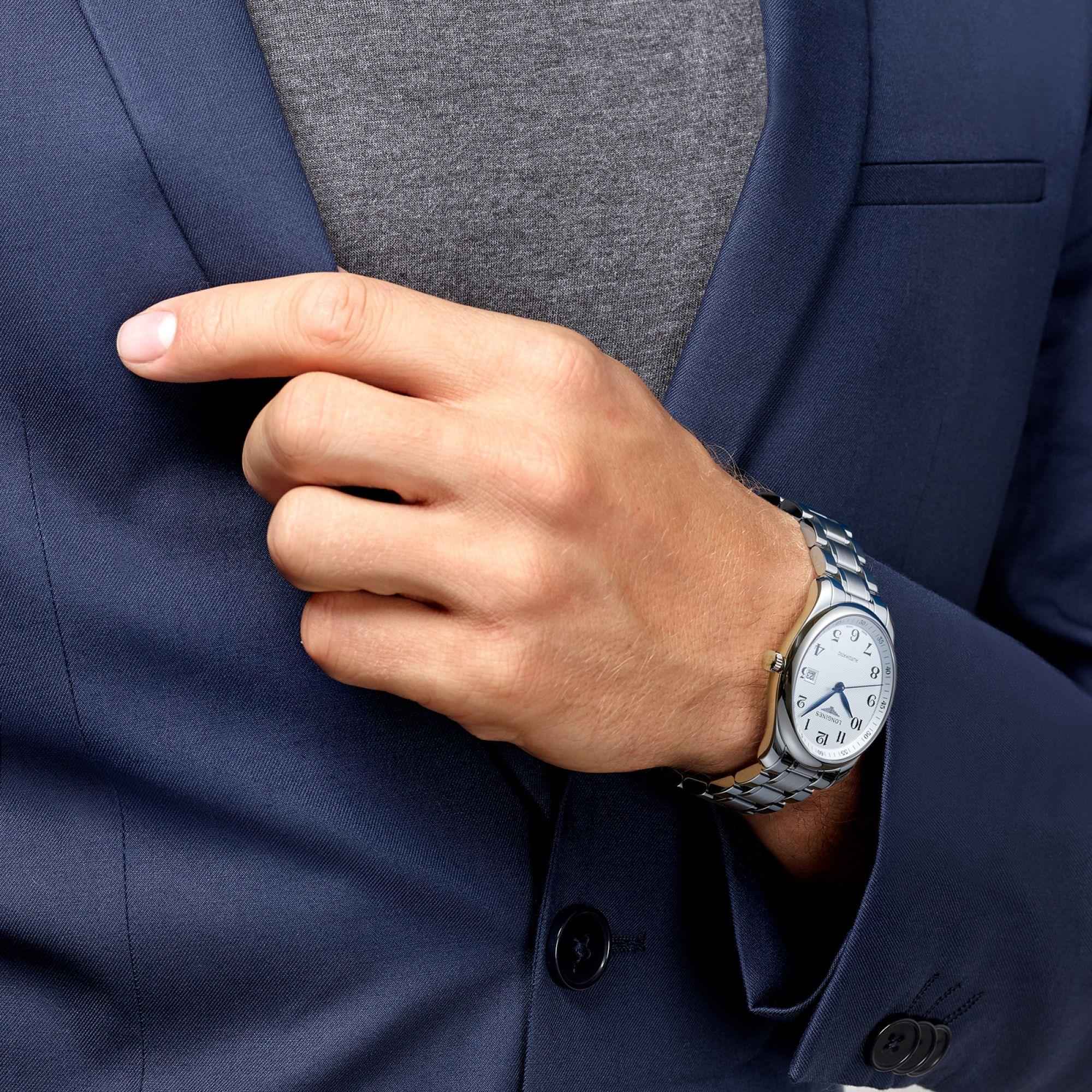 Orologio Longines al polso con bracciale in acciaio e manica blu