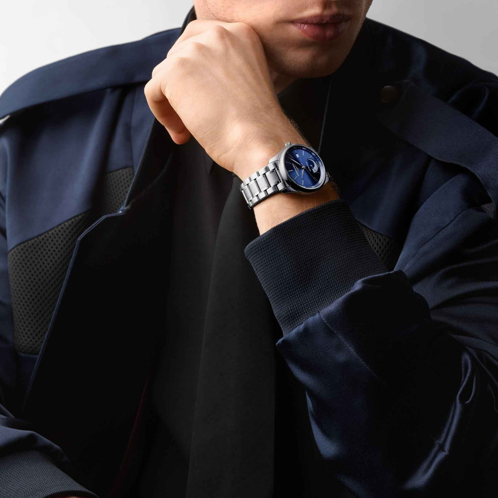 Orologio Longines automatico con quadrante blu e bracciale in acciaio, indossato