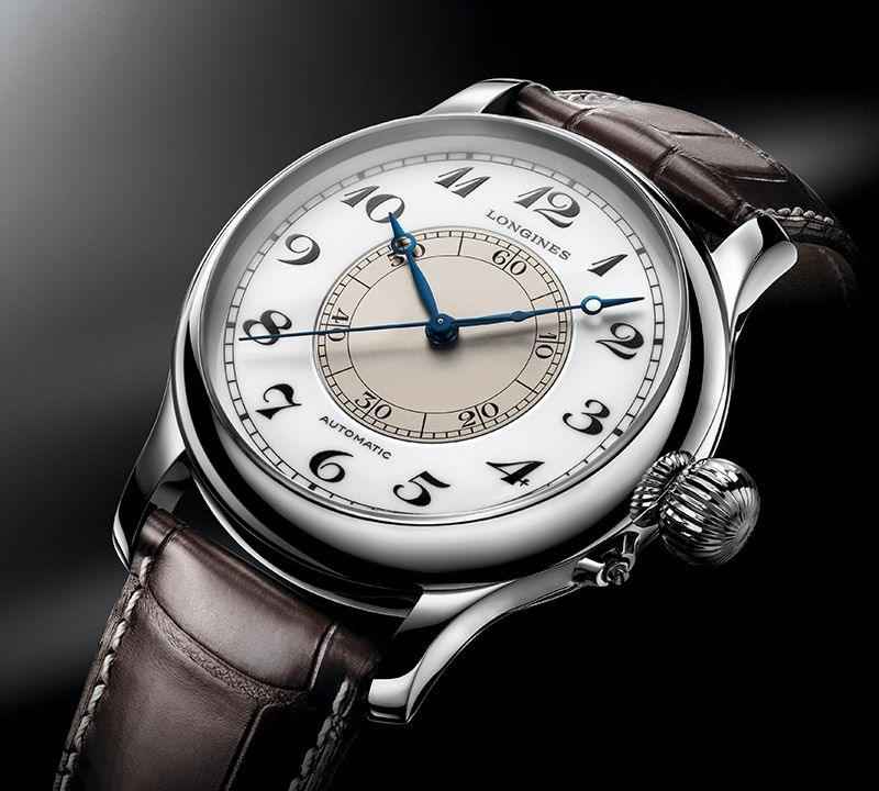 Orologio con cassa in acciaio lucida e cinturino in pelle marrone, quadrante bianco