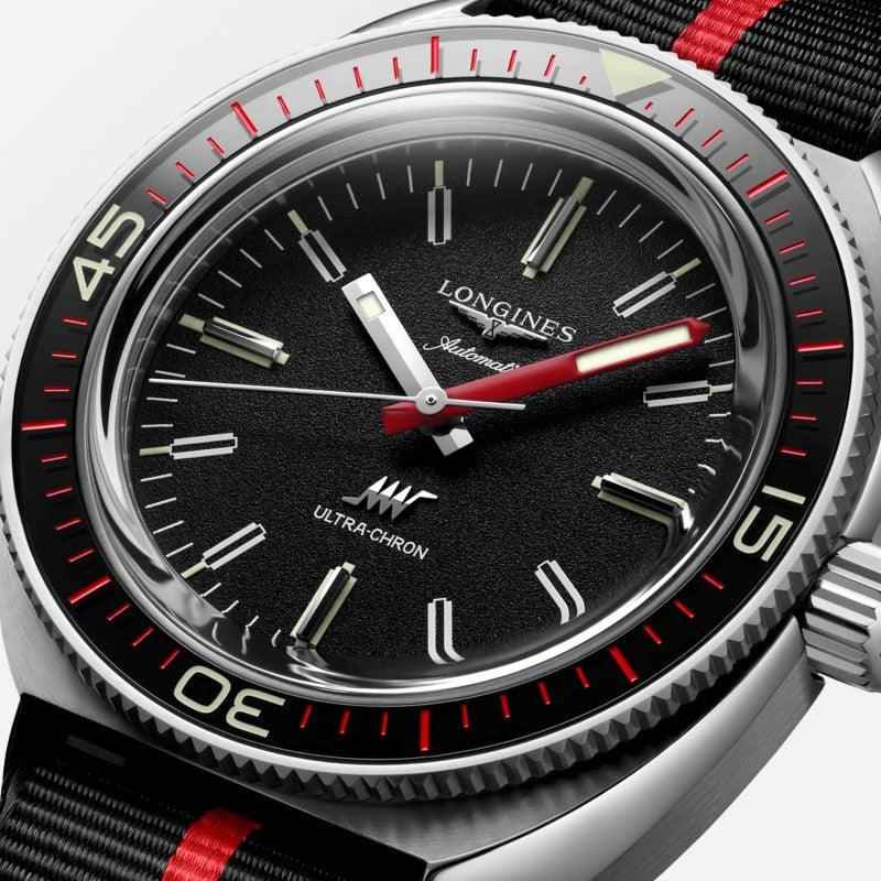 Orologio Longines con quadrante nero, ghiera in acciaio e marcature rosse