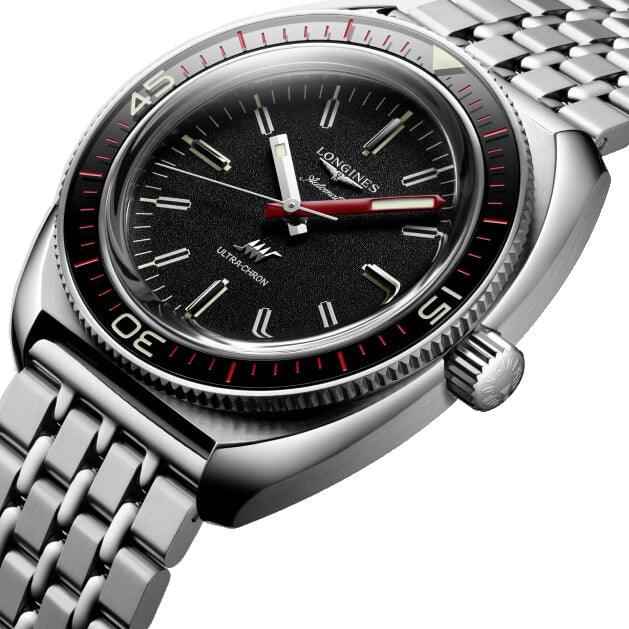 Orologio Longines con cassa d’acciaio lucida, quadrante nero e indici rossi