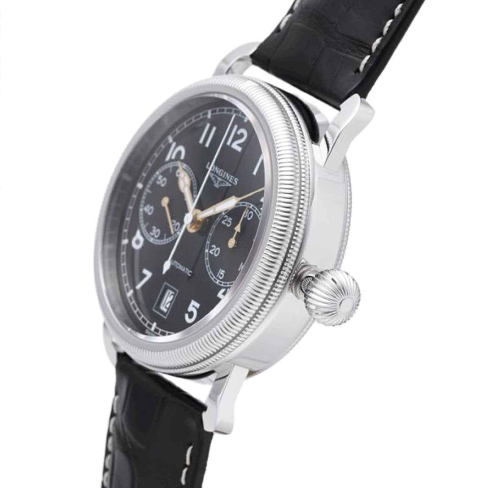 Orologio cronografo di lato con corona a bottone, quadrante nero e cinturino in pelle