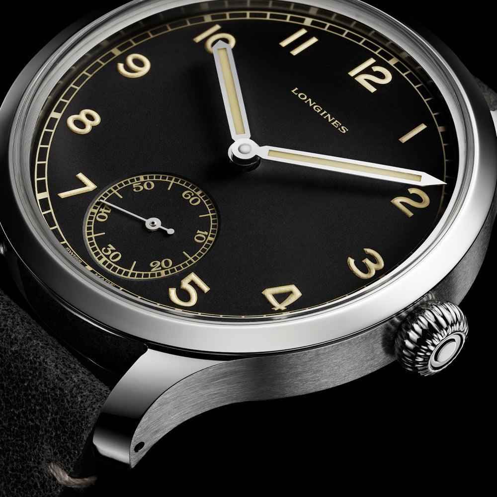 Orologio uomo: quadrante nero con numeri dorati, lancette bianche e corona laterale